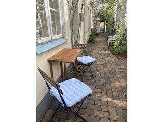 Tisch und Stühle  im Gang