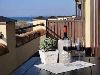 Balkon mit gemütlichen Sitzmöbeln und Bank