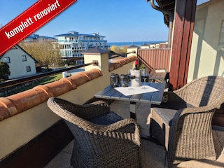 Balkon mit Meerblick und Gartenmöbeln