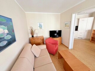 Wohnzimmer mit Blick in Küche