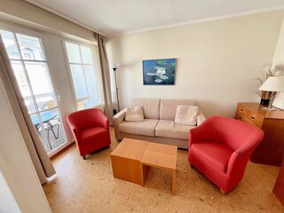 Wohnzimmer mit Balkon