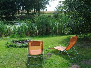 Vor der Terrasse gemütlich am Teich sitzen