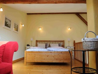 Auf der Galerie ungesehen kuscheln