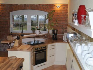 Die Küche mit Blick in den Garten