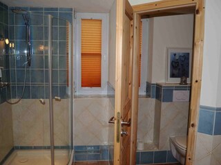 Das Bad mit separater Toilette