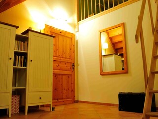 Zweites Schlafzimmer mit Treppe zum Schlafboden