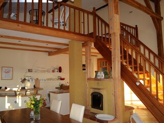 Großer Wohnraum mit Küche ,Sitzgruppe und Ofen