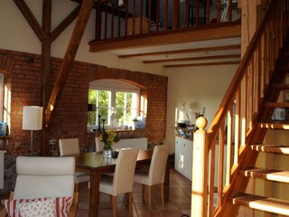 Aufgang zur Galerie im Hintergrund die Sitzgruppe