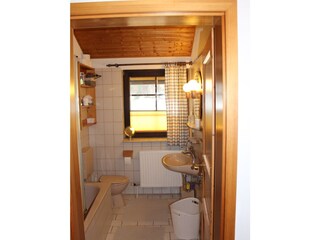 Bad mit Wanne, WC und Wabe