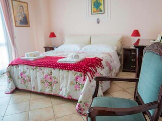 Romantisches Schlafzimmer mit Doppelbett