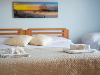 Schlafzimmer mit Doppelbett und Dekor