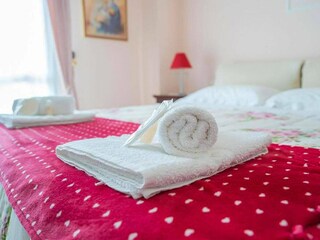 Handtücher liebevoll auf dem Bett