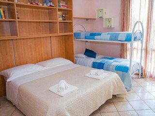 Kinderzimmer mit Doppel- und Etagenbett