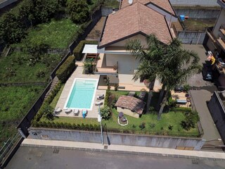 Drohnenblick auf Haus, Pool und Garten