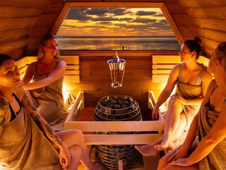 Fass -Sauna mit Blick auf das Wattenmeer