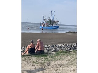 Krabbenkutter beim Einlaufen in den Hafen