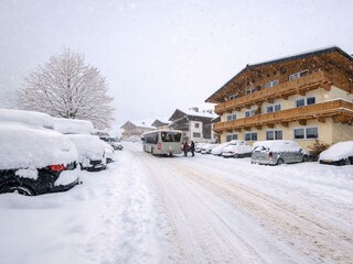 20260217_HD_Skibus-vor-HausDienten-Winter-opt
