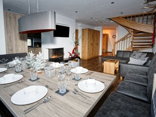 Wohn- Esszimmer mit Treppe in 1. Stock