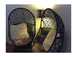 Schlafzimmer mit gemütlichen Sesseln