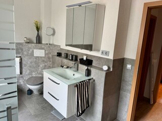 Bad - Waschbecken und Toilette