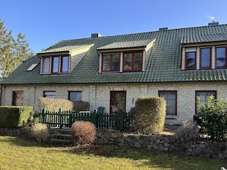 Ansicht des Gebäudes vom Weg aus