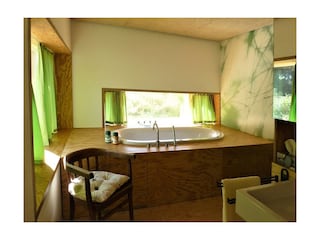 Whirlpool-Wanne mit Blick in den Garten