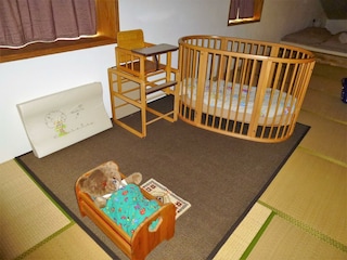 Kinderbett, Hochstuhl, Wickelauflage