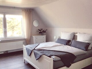 Schlafzimmer mit Doppelbett