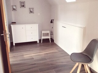 Durchgangszimmer mit Einzelbett ( eingeklappt)