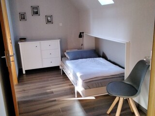 /IDurchgangszimmer mit Einzelbett