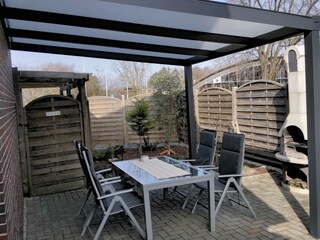 Terasse mit Sitzmöglichkeiten und Grillgelegenheit