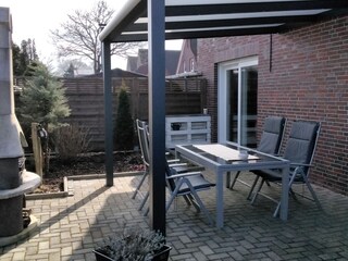 Außenbereich mit Überdachung und Sitzmöglichkeiten