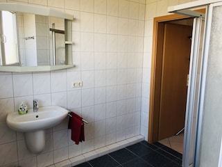 Großzügiges Tageslicht-Bad