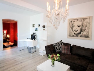 Wohnbereich mit bequemem Sofa
