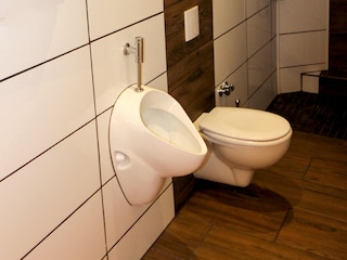 Toilette, Pissoir u. Dusche