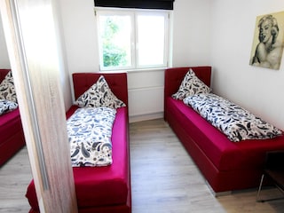 2tes Schlafzimmer mit 2 Boxspringbetten und 1Etagenbett