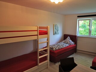 3tes Schlafzimmer mit 2 Boxspring- und 2 Etagenbetten