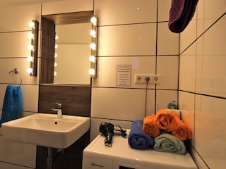 Badezimmer 1  mit Waschmaschine, Fön u, grosser Dusche