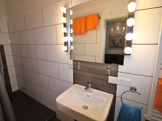 Badezimmer 2 mit großer Dusche