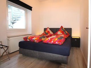 Schlafzimmer 1 mit großem Boxspringbett
