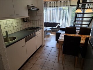Küchenzeile mit Sicht auf den Wohnbereich