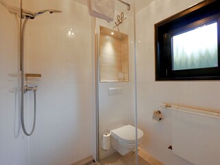 Modernes Duschbad mit ebenerdiger Dusche