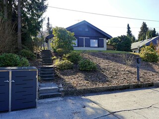 Straßenansicht  Ferienhaus Rossberg****  mit 2 Parkplätzen