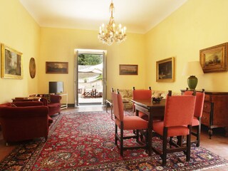 Wohn- und Esszimmer mit Terrassenzugang