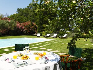 Privater Pool mit Rasen