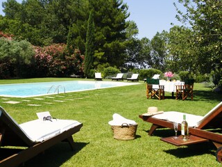 Privater Pool mit Rasen