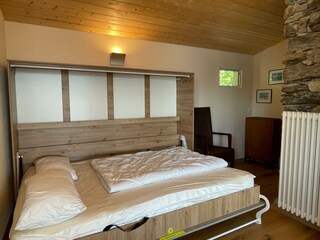 Wandklappbett im Wohnzimmer