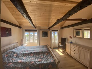 Schlafzimmer mit Doppelbett 1.St.