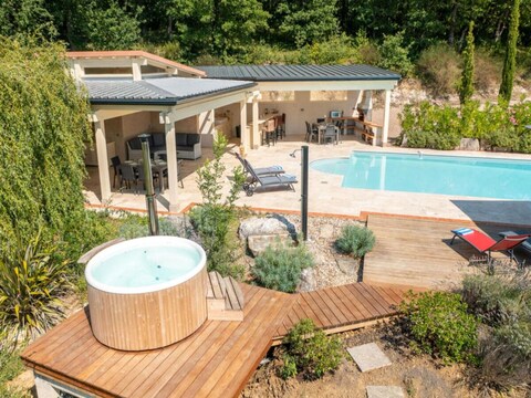 Vakantiepark Luxe villa met 7 slaapkamers nabij Damiatte
