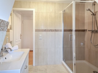 Badezimmer mit großer Dusche und WC